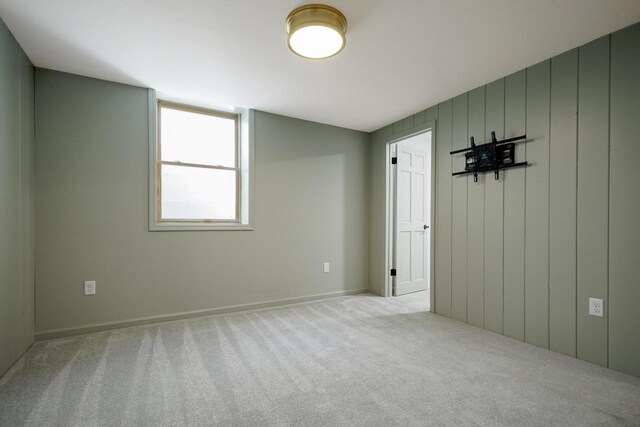 unfurnished room featuring carpet