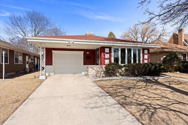 view of front facade featuring a garage and driveway