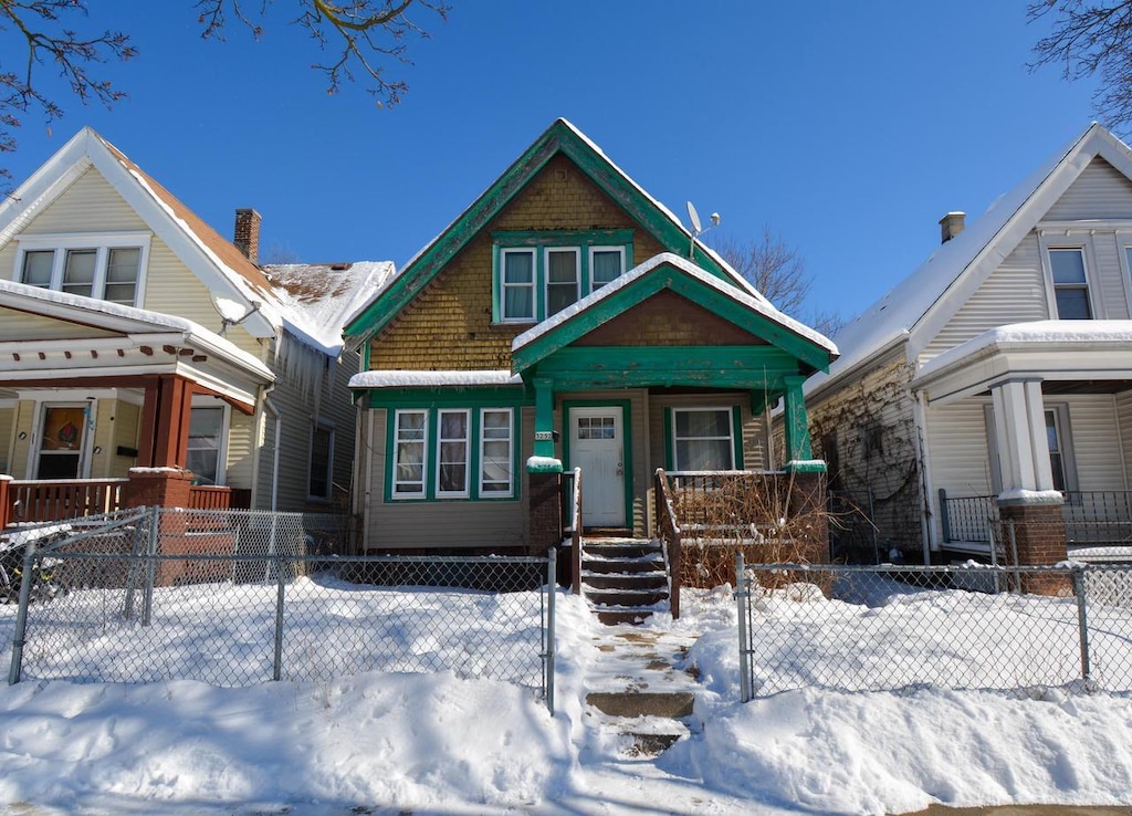 view of front of property featuring a fenced front yard and covered porch