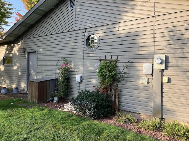 view of side of property featuring a lawn