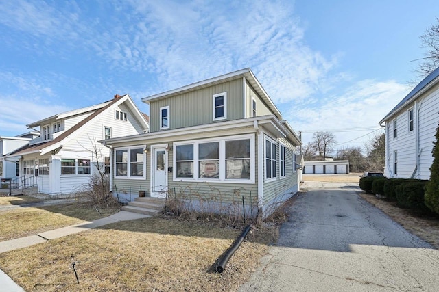 view of front of house featuring aphalt driveway