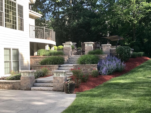 view of yard featuring a balcony