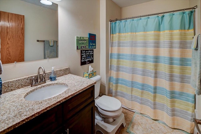 full bathroom featuring vanity, toilet, and a shower with curtain