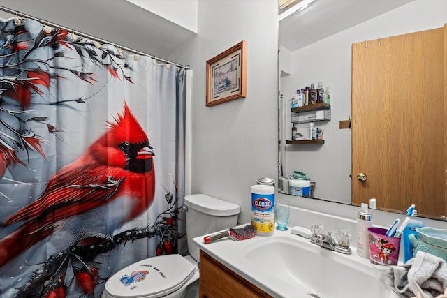 full bath featuring curtained shower, toilet, and vanity