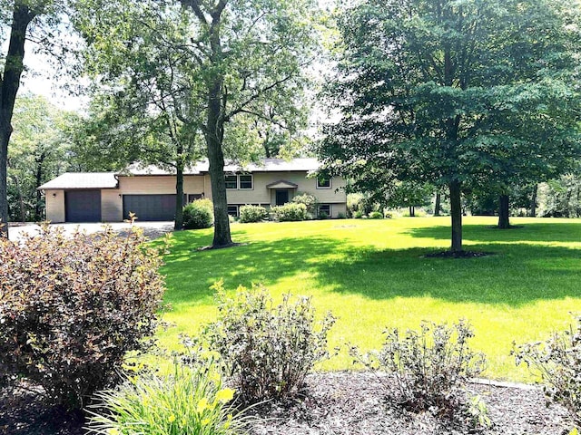 view of front facade featuring a front yard