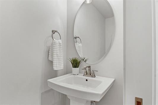 bathroom featuring a sink