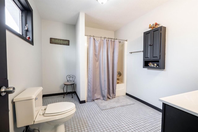 full bath with baseboards, toilet, vanity, and shower / tub combo with curtain