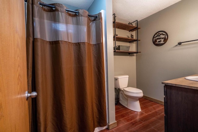 full bathroom with a textured ceiling, curtained shower, toilet, and wood tiled floor