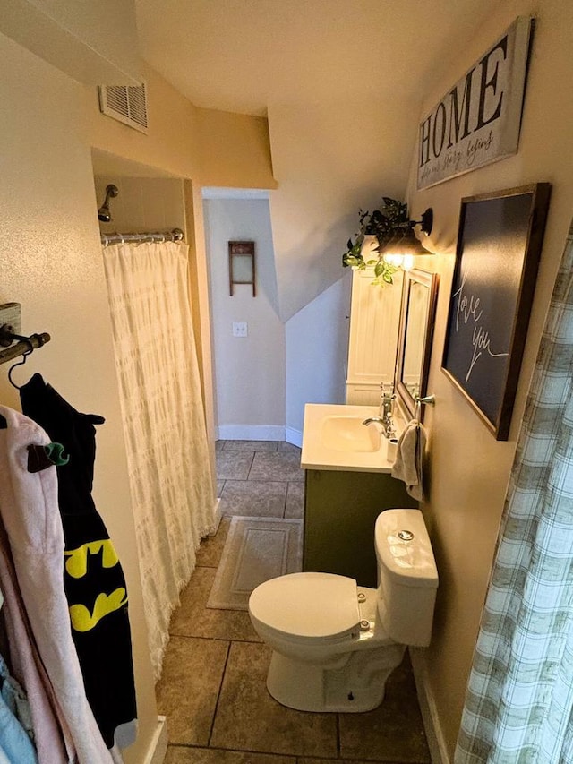 full bath featuring visible vents, toilet, a shower with shower curtain, baseboards, and vanity