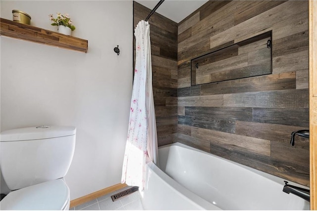 bathroom featuring shower / bathtub combination with curtain, visible vents, toilet, tile patterned flooring, and baseboards