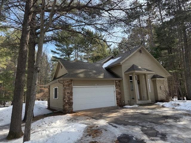 view of front of house with a garage and driveway