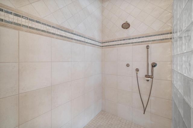 bathroom featuring tiled shower