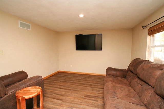 living room featuring visible vents, recessed lighting, baseboards, and wood finished floors