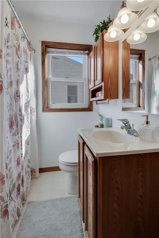 full bathroom featuring vanity, toilet, a shower with curtain, and baseboards