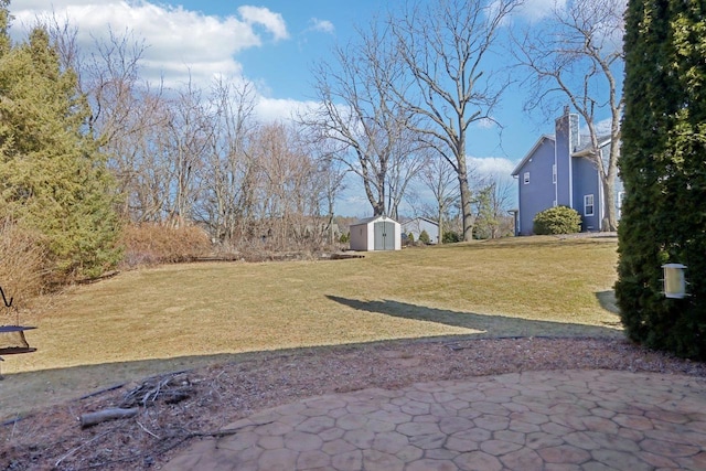 view of yard featuring an outdoor structure and a shed