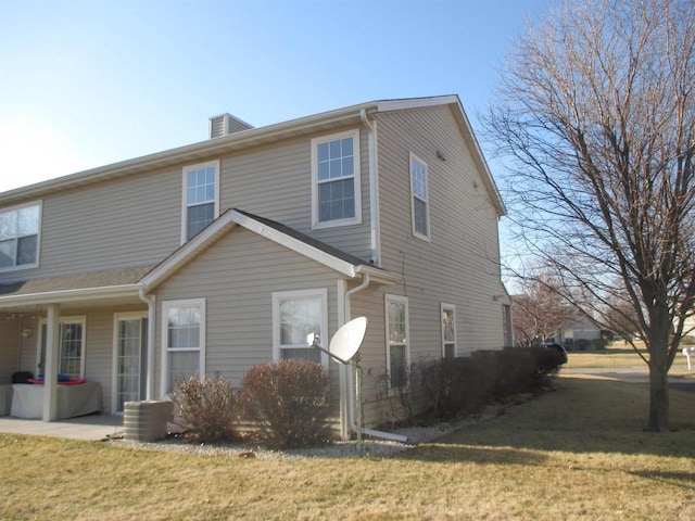 view of side of property featuring a lawn