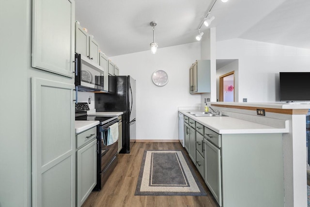 kitchen featuring a sink, dark wood-type flooring, black appliances, and a peninsula