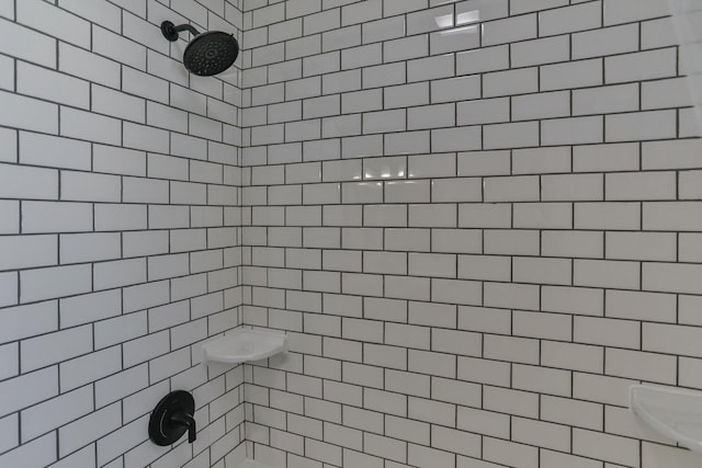 bathroom featuring a tile shower