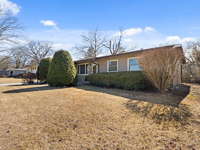 single story home with a front yard