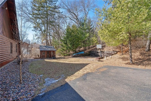 view of yard featuring an outdoor structure