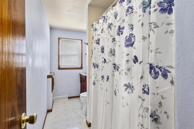 full bathroom featuring a shower with shower curtain, baseboards, toilet, and vanity