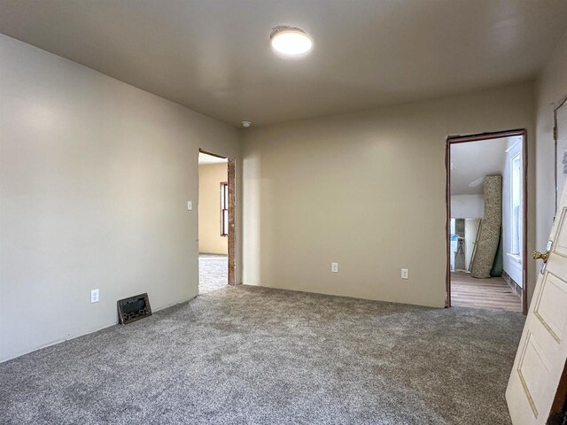 spare room with carpet flooring