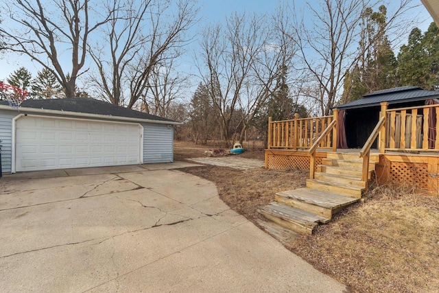 view of yard featuring a detached garage