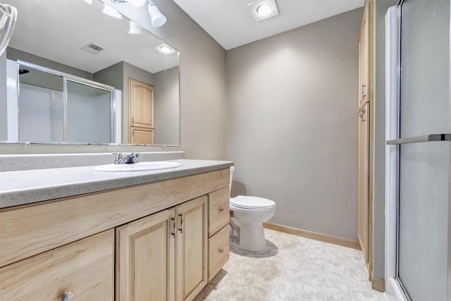 full bathroom featuring visible vents, a shower stall, baseboards, toilet, and vanity