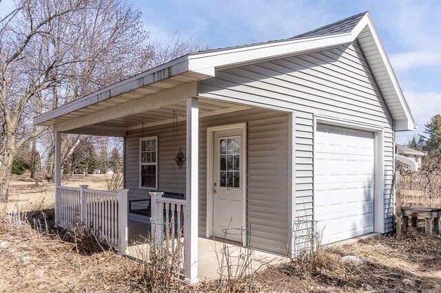 view of outdoor structure featuring an outbuilding and covered porch