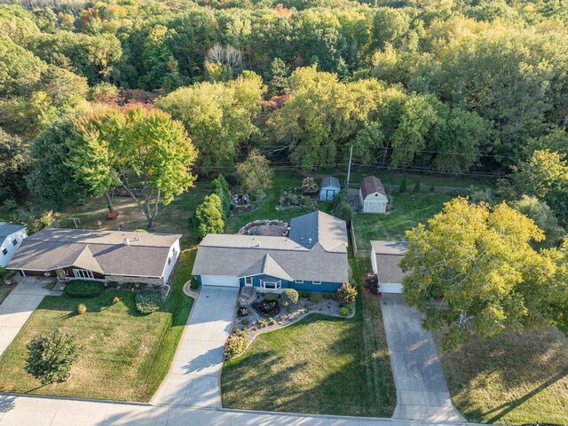 bird's eye view with a view of trees