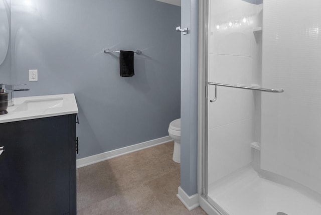 full bathroom featuring toilet, a stall shower, vanity, and baseboards