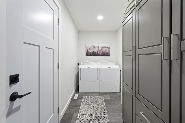 washroom featuring independent washer and dryer, recessed lighting, cabinet space, baseboards, and dark wood-style flooring