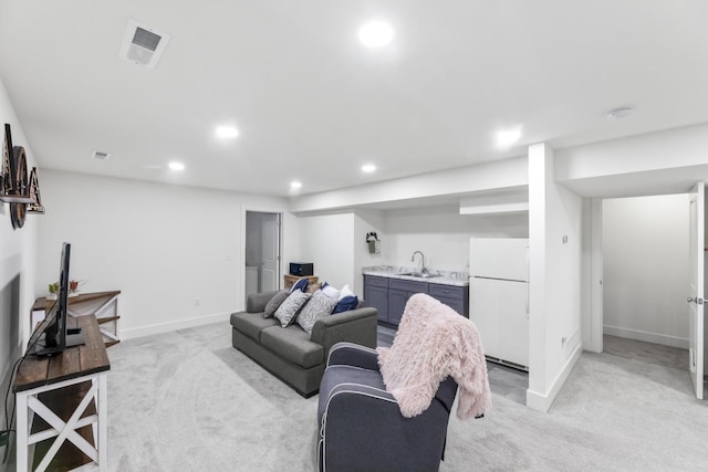 living area with visible vents, light carpet, recessed lighting, indoor wet bar, and baseboards