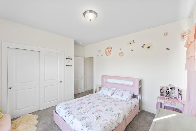 bedroom featuring a closet, baseboards, and carpet flooring