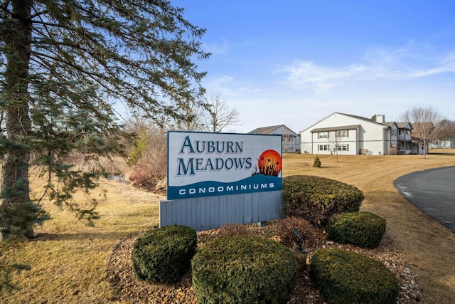 view of home's community featuring a yard