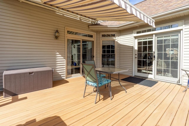 deck with outdoor dining space