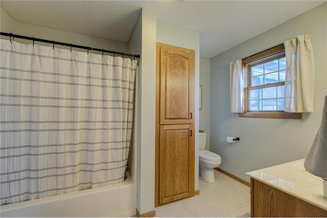 bathroom featuring vanity, toilet, baseboards, and shower / tub combo with curtain