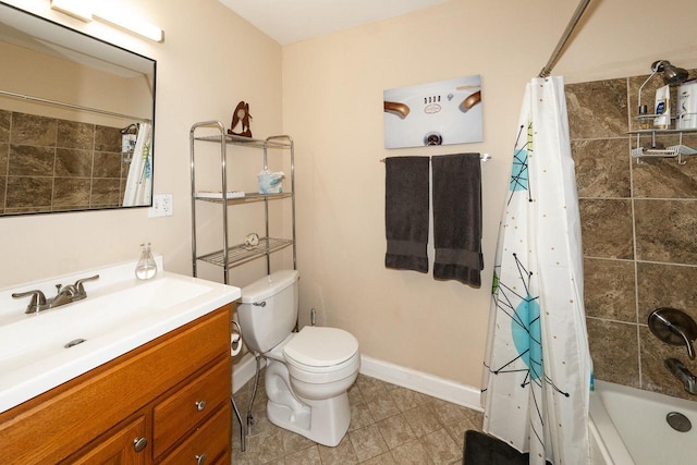 full bath featuring baseboards, shower / bath combo with shower curtain, toilet, and vanity