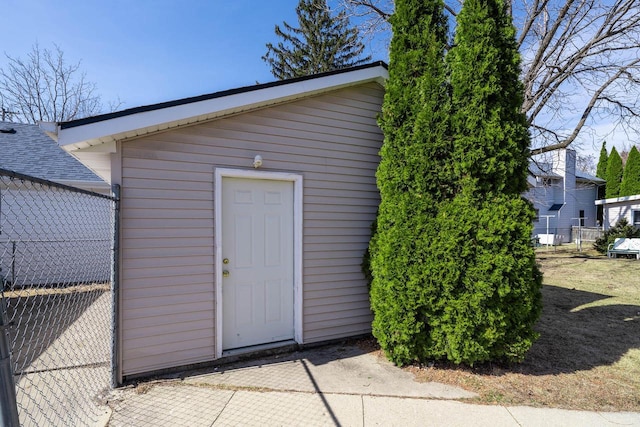 view of outdoor structure featuring an outbuilding and fence