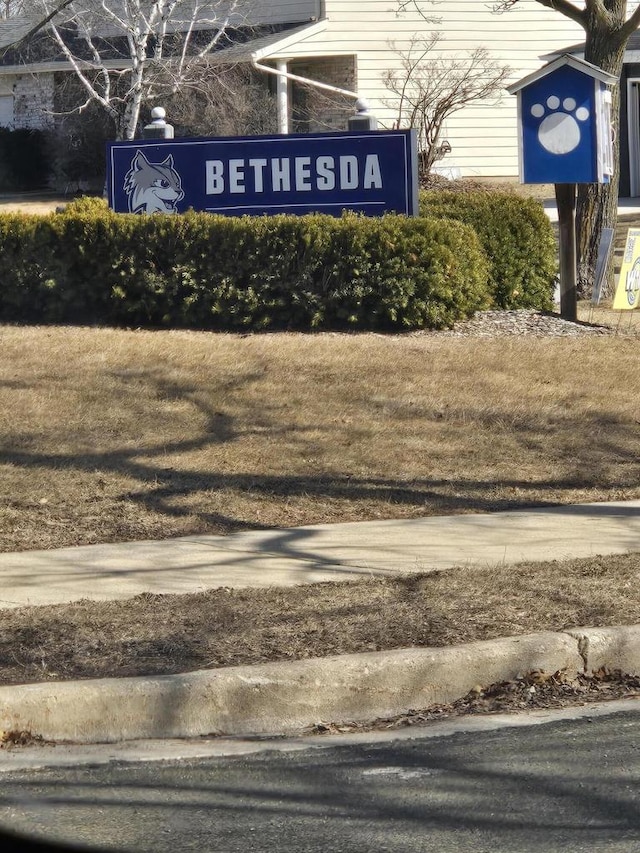 view of community / neighborhood sign