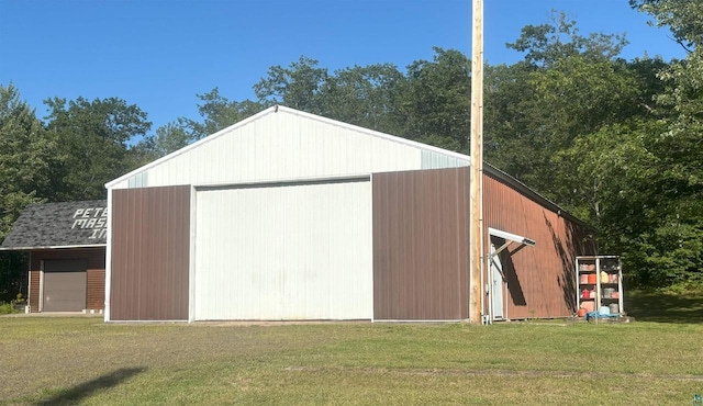 view of pole building featuring a yard