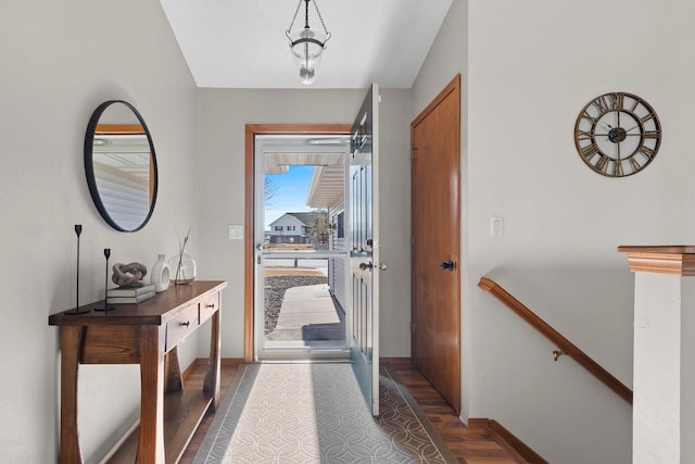 foyer entrance featuring baseboards