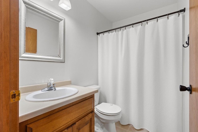 full bathroom with a shower with curtain, toilet, and vanity