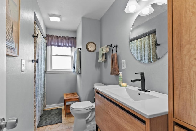 full bath with a shower with curtain, baseboards, toilet, and vanity