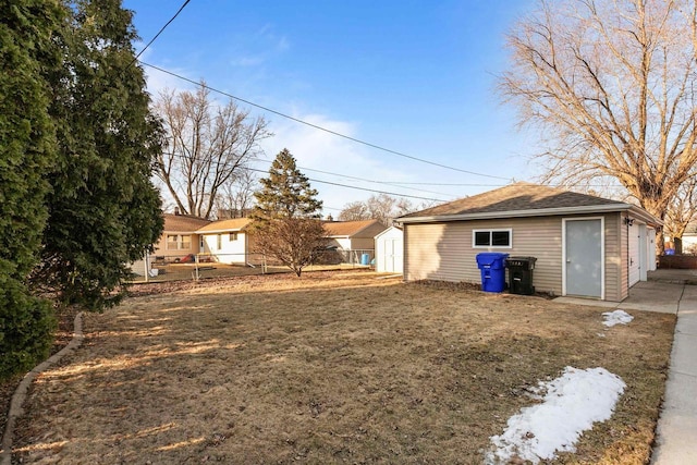 view of yard featuring an outbuilding