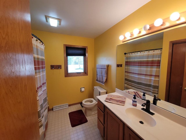 bathroom with vanity, a shower with curtain, baseboards, visible vents, and toilet