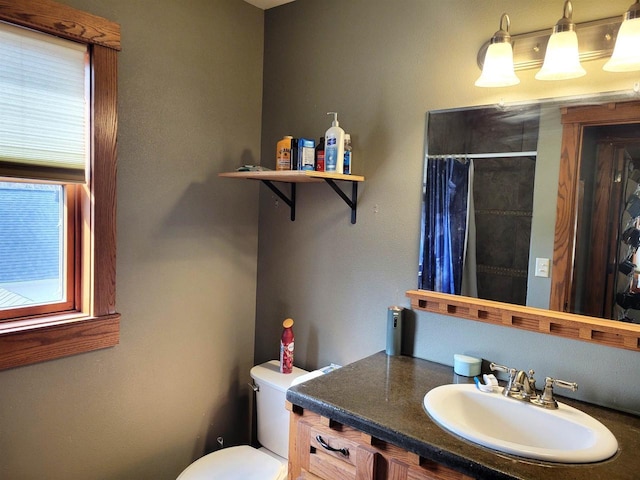 full bath with curtained shower, toilet, and vanity