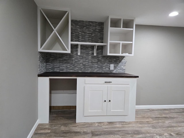 bar with recessed lighting, baseboards, backsplash, and wood finished floors