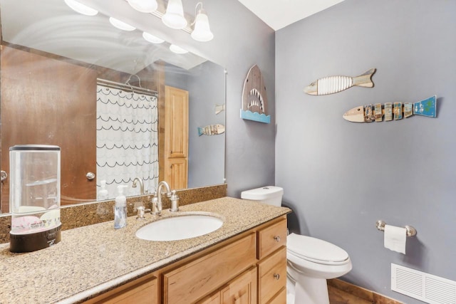 full bathroom featuring visible vents, toilet, vanity, and a shower with curtain