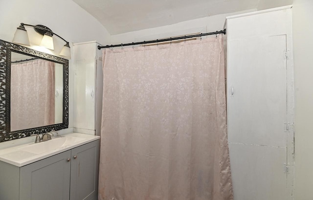 bathroom featuring a shower with shower curtain and vanity